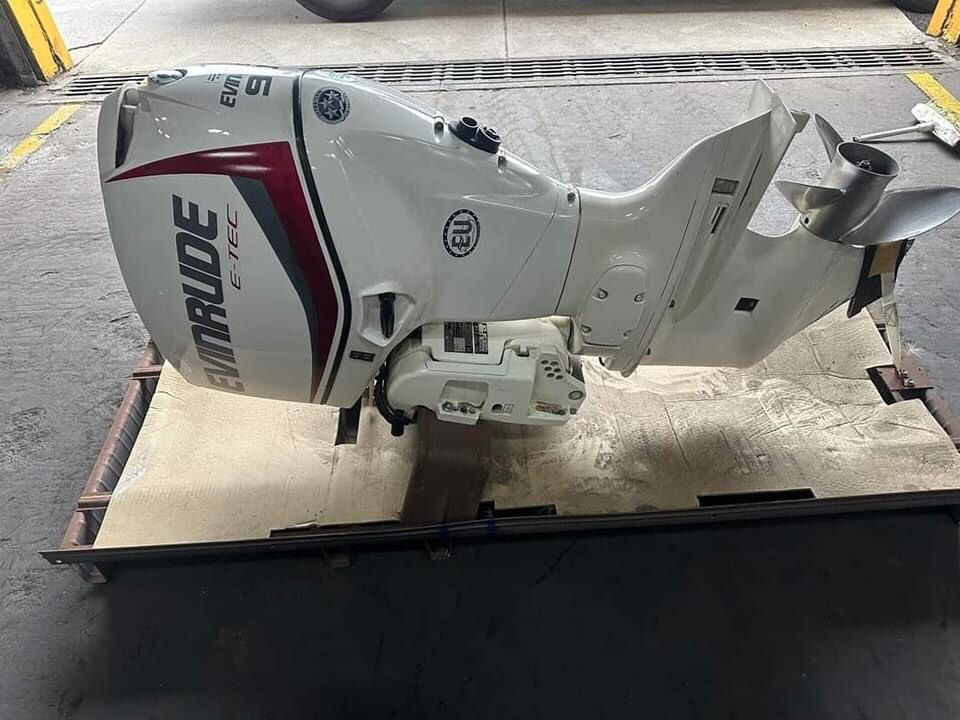 Evinrude E-TEC G2 300HP Outboard Engine - Image 2